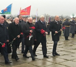 Депутаты донского парламента почтили память участников легендарного Тацинского танкового рейда